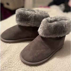 Gray ankle boots with fur